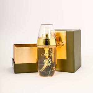 A captivating 50 ml oil perfume blending apple and caramel with vanilla, brown sugar and apricot over a warm base of white musk, dry amber and cedar wood.